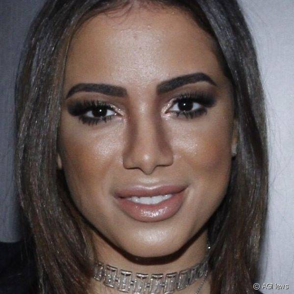 Anitta escolheu uma make elaborada com os olhos em destaque e pele bronzeada para a festa da revista Cosmopolitan, no Rio de Janeiro